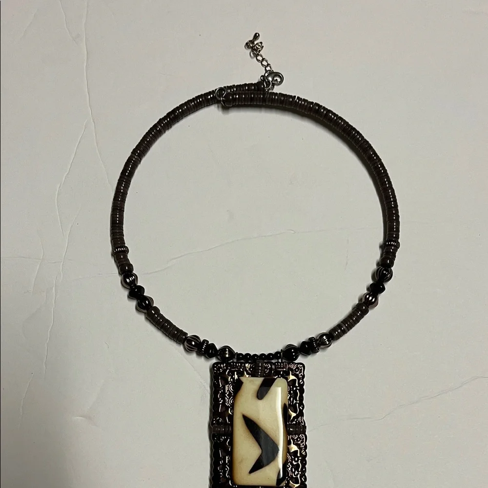 Elegant Brown and Cream Pendant Necklace - Picture 3 of 4